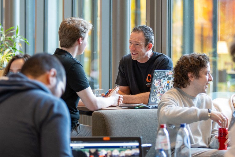 Mensen zitten samen in de BUas innovation square