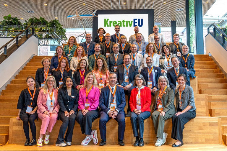 Groepsfoto van Jorrit Snijder en anderen op een trap