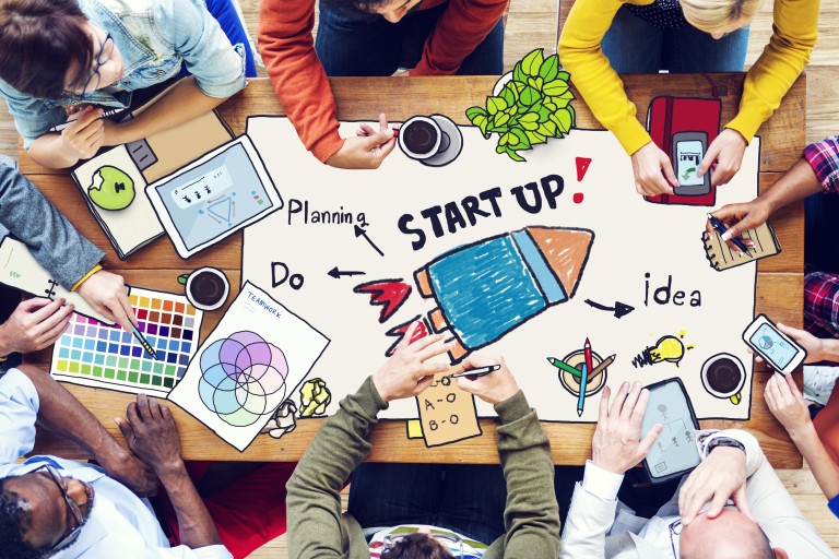 Mensen zitten om een tafel voor het creëren van een start-up