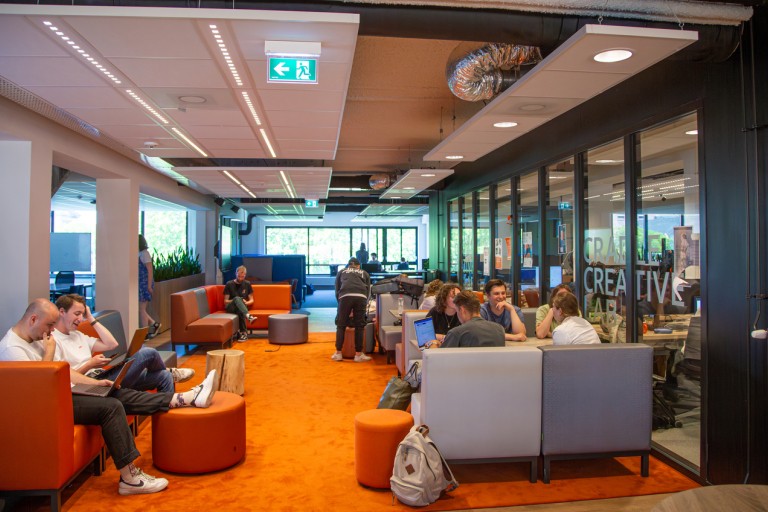 Groepjes studenten werken samen op banken