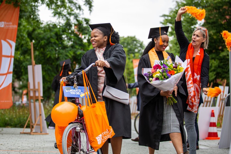 Afgestudeerde studenten lopen over de campus