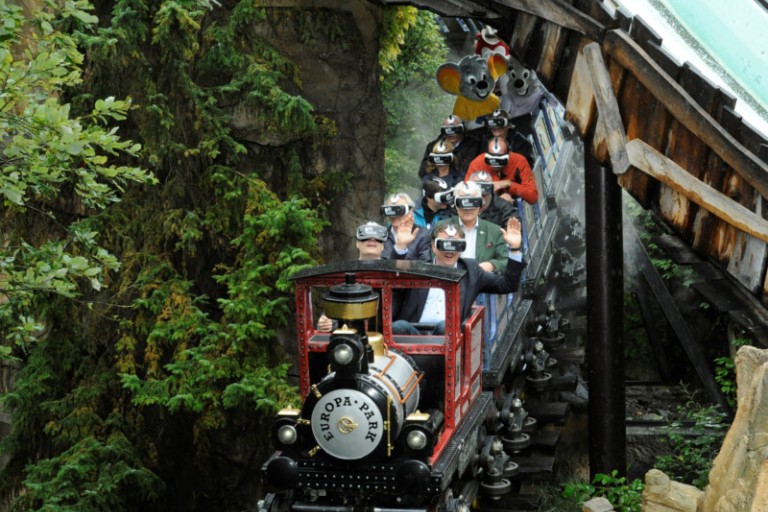 Mensen in een achtbaan dragen een VR-bril