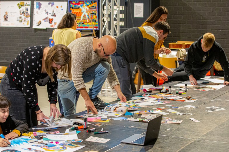 Een groep mensen knutselt met papier