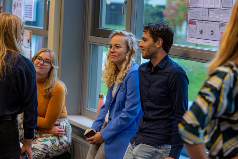 Vier studenten praten met elkaar