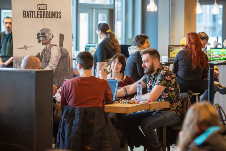 Studenten delen werk op portfolio dag