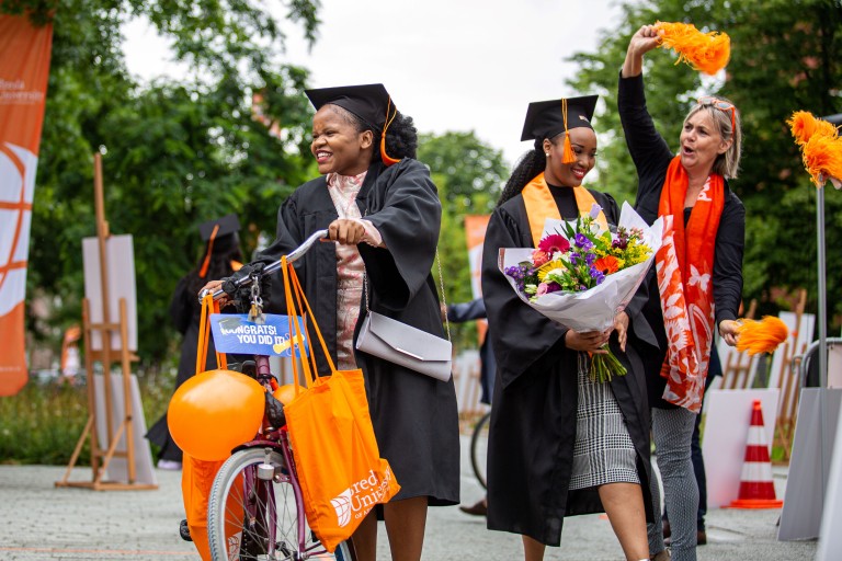 Blije studenten die net hun diploma hebben gehaald