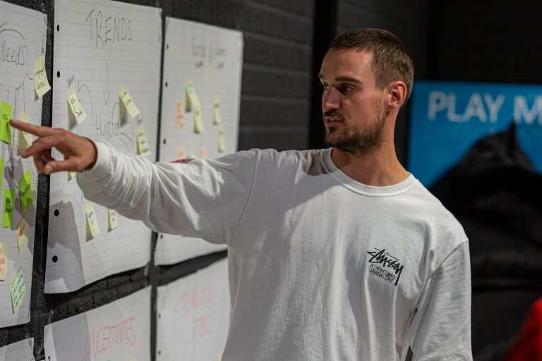 Een student wijst naar iets op een post-it