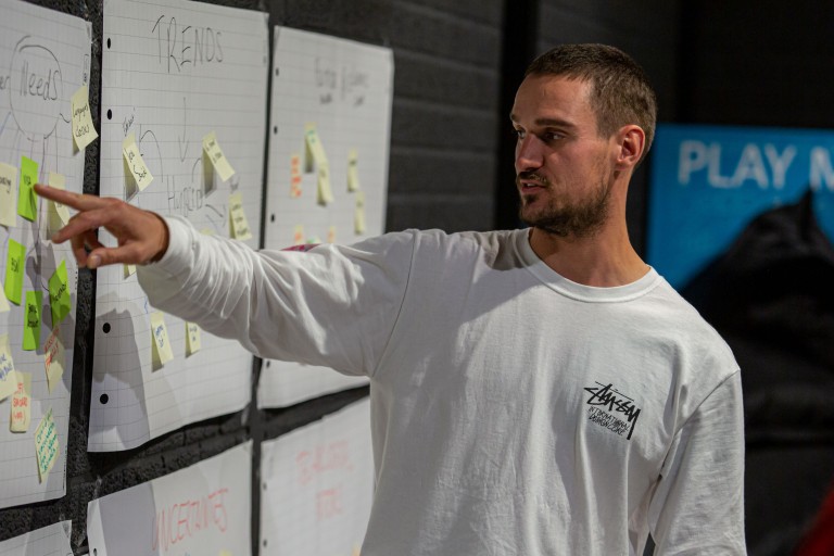 Een student wijst een post-it aan