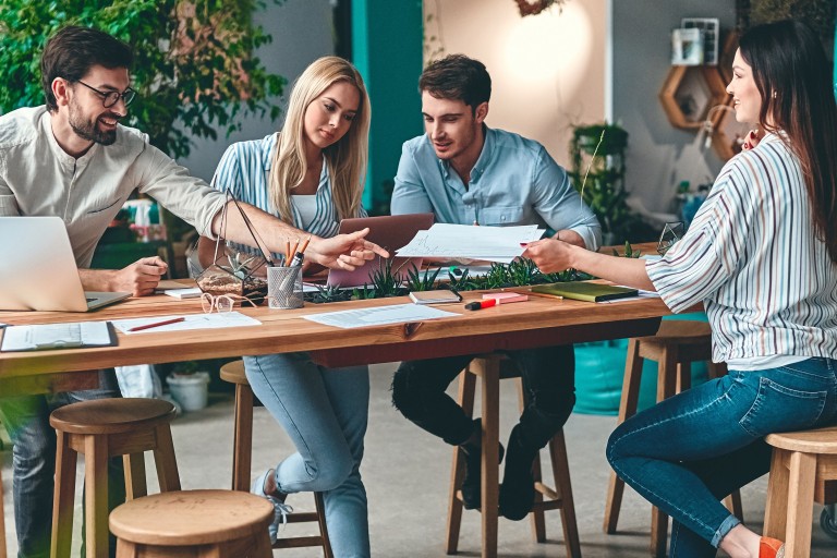 Vijf studenten zijn samen aan het werk