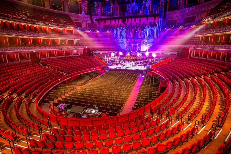 Een grote lege concertzaal