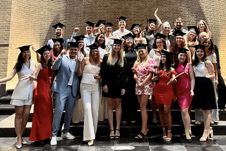 Groepsfoto van afgestudeerde studenten TDM