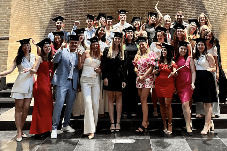 Groepsfoto van afgestudeerde studenten TDM