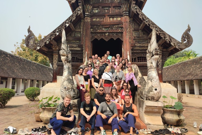 Groepsfoto van studenten voor een Boeddhistische tempel