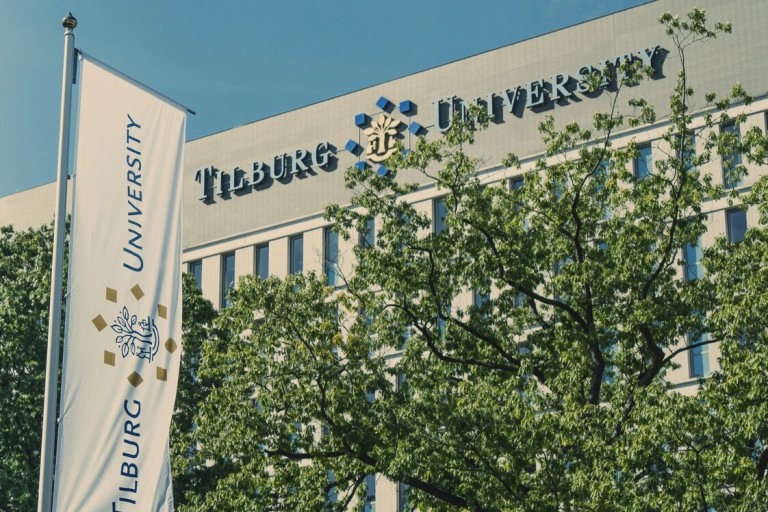 Het gebouw en de vlag van Tilburg University 