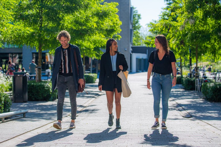 Drie studenten lopen over de BUas campus