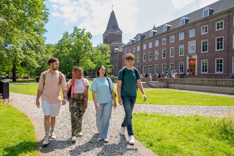 Vier studenten lopen over de BUas campus