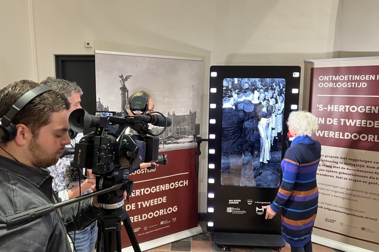 Een oude vrouw wordt gefilmd voor een video over de oorlog