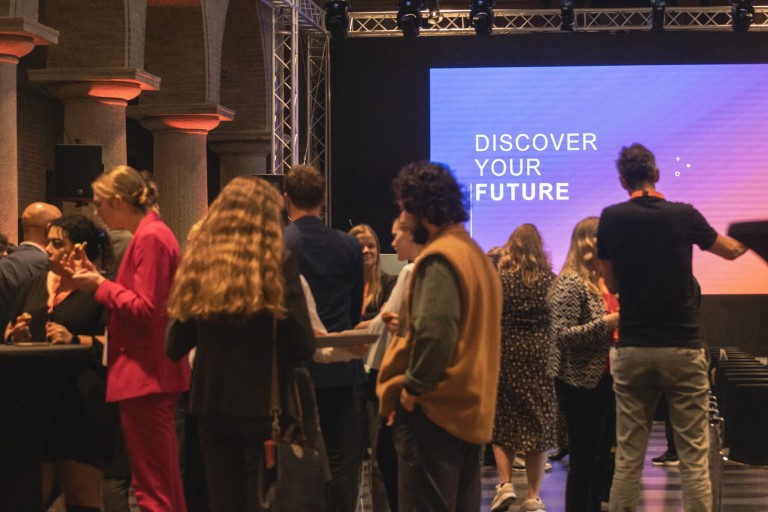 Mensen praten aan statafels op een evenement