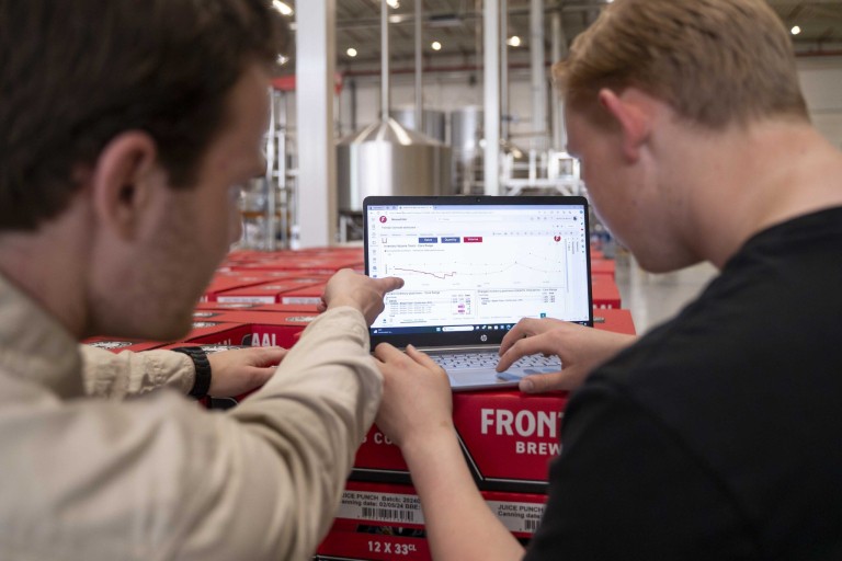 Twee mannen werken op een laptop met een grafiek