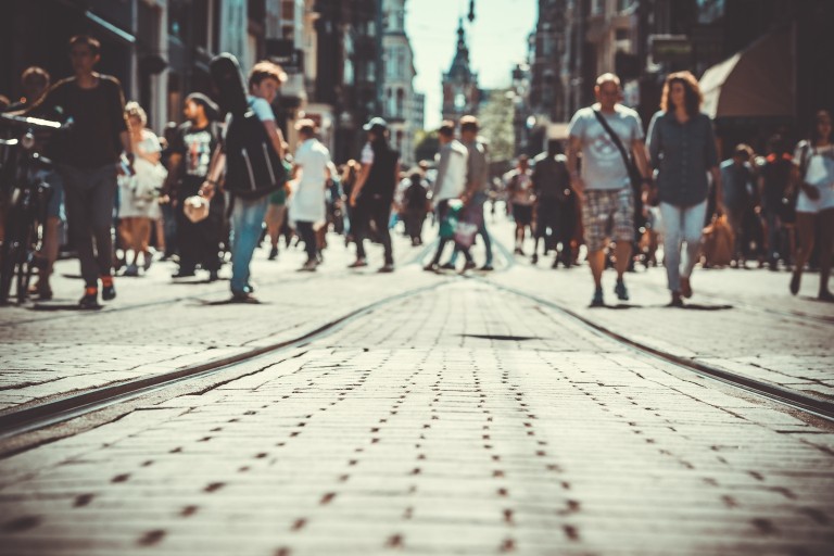 Mensen lopen door een drukke winkelstraat