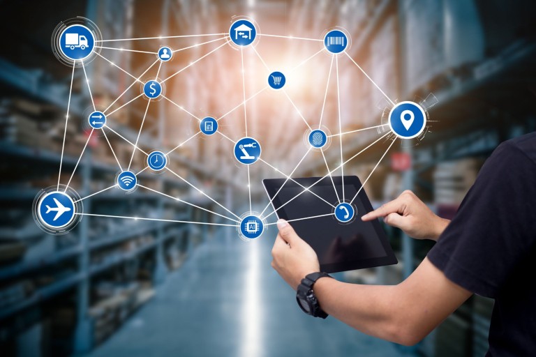 Een man met een tablet met een netwerk van de supply chain