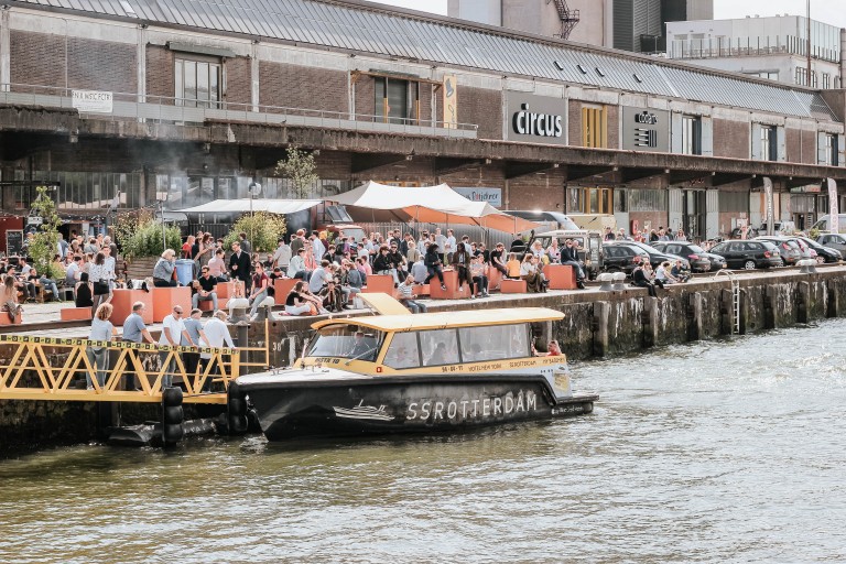 Terrassen aan het water in Rotterdam