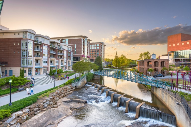 Gebouwen staan aan weerszijden van een rivier