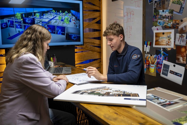 Twee studenten werken aan het ontwerpen van een ruimte