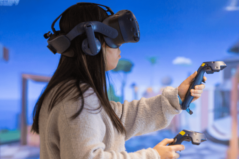 Een meisje speelt een spel met een VR-bril op