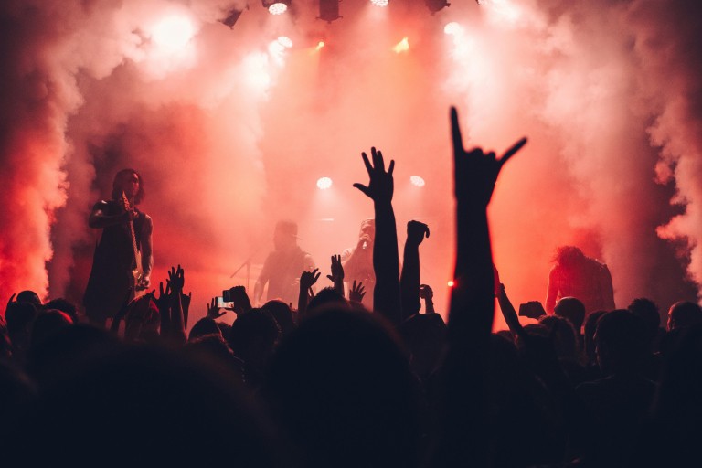 Dansende mensen tijdens een concert