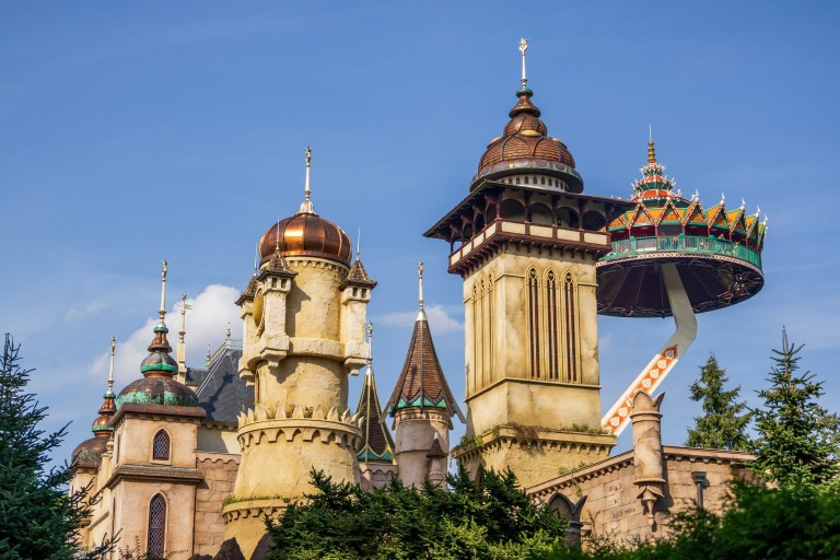 Een kasteel en de pagode in de Efteling