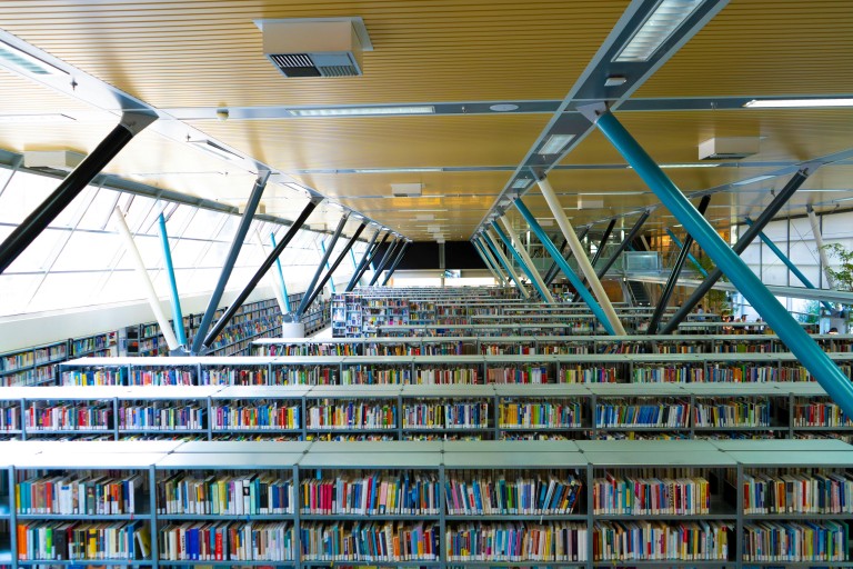 Boekenkasten in de bibliotheek in Breda