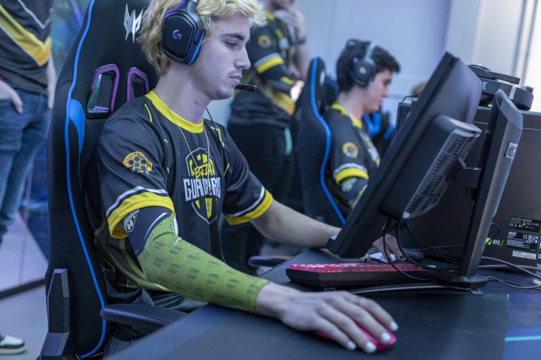 Studenten van de Breda Guardians spelen videogames