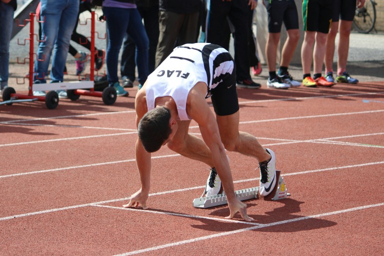 Een sprinter staat klaar in de startblokken