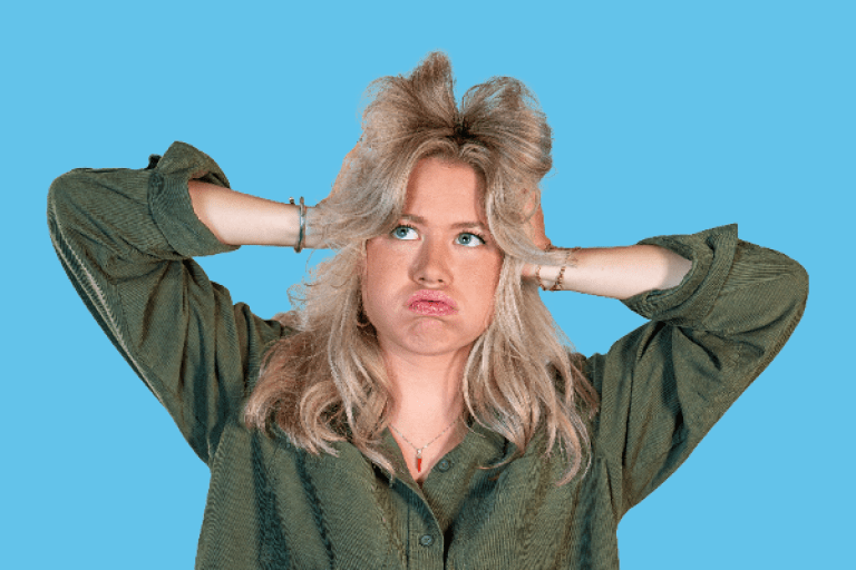 Een meisje heeft haar handen in haar haren en kijkt besluiteloos