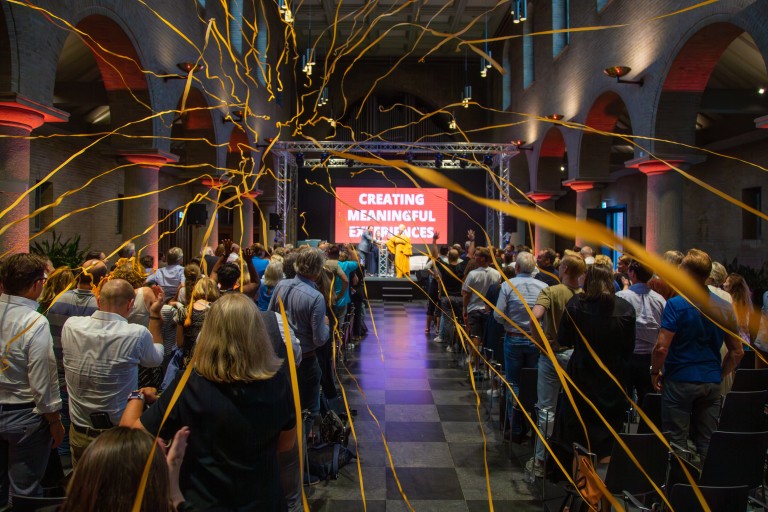 Linten vliegen door het publiek in een grote zaal