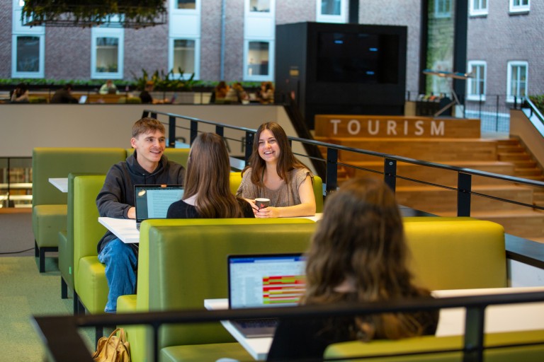 Studenten werken op laptops 