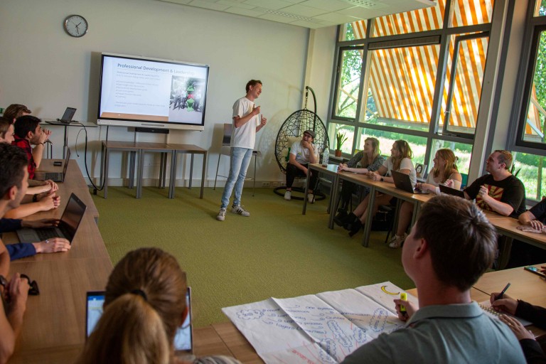 Een docent geeft uitleg aan een groep studenten