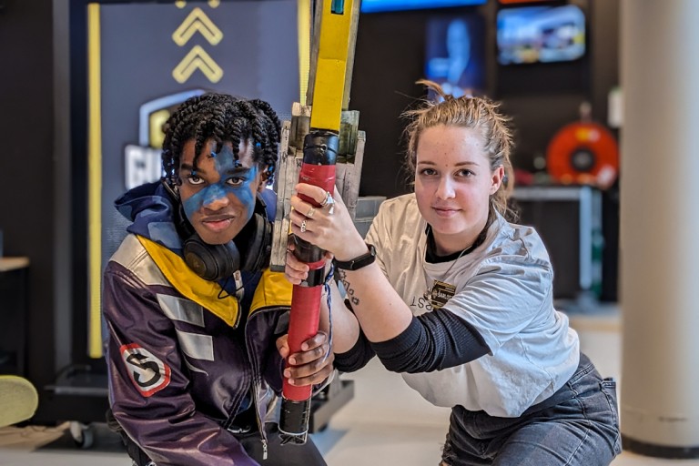 Twee studenten spelen een videogame na