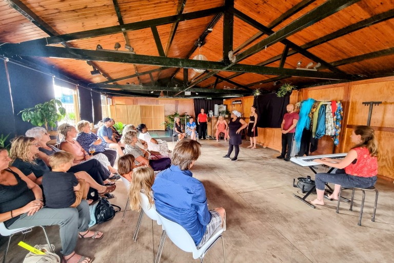 Mensen kijken naar een optreden met muziek en dans