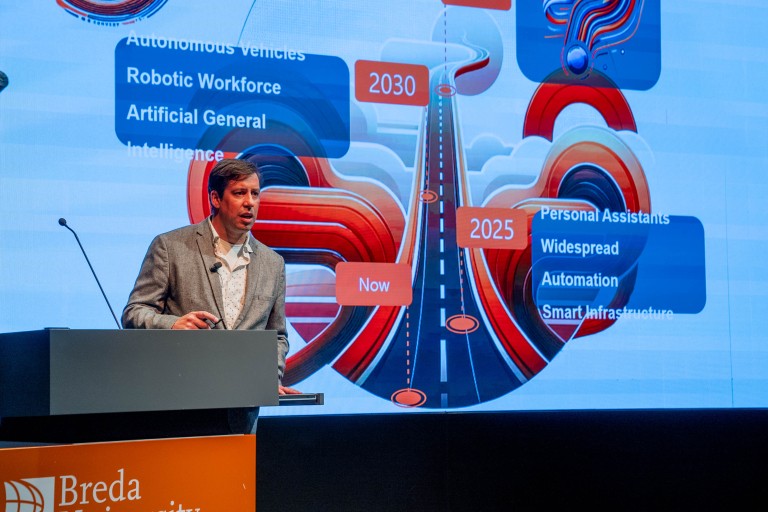 Man houdt een presentatie over AI 
