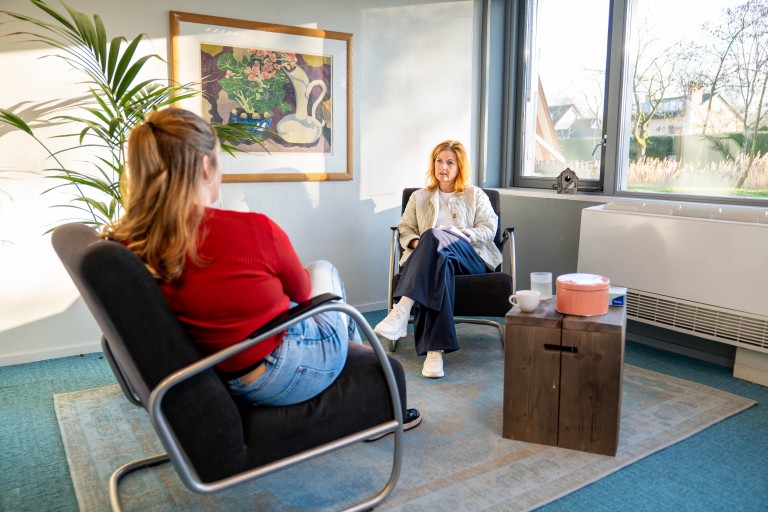 Een student spreekt met een studieadviseur 