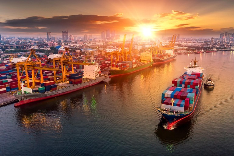 Een containerschip vaart weg uit een haven