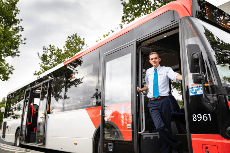 Portretfoto van Roy in een bus