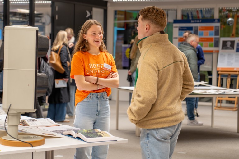 Een student praat met een studiekiezer