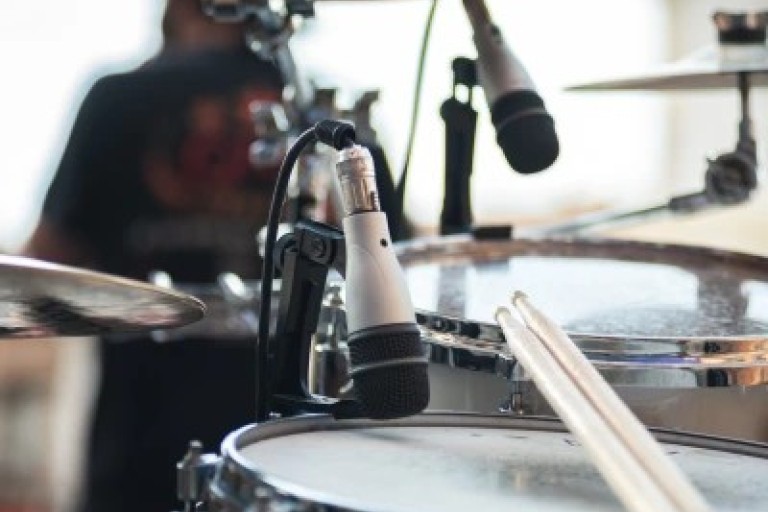 Een drumstel met microfoons