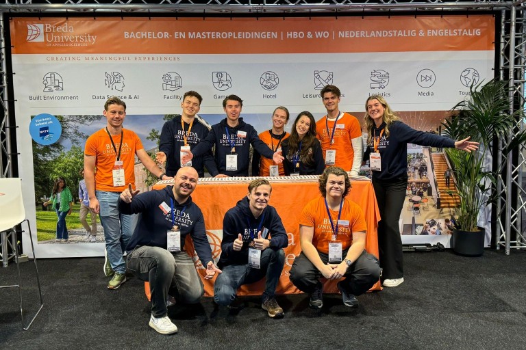 Student ambassadeurs op een studiekeuzebeurs