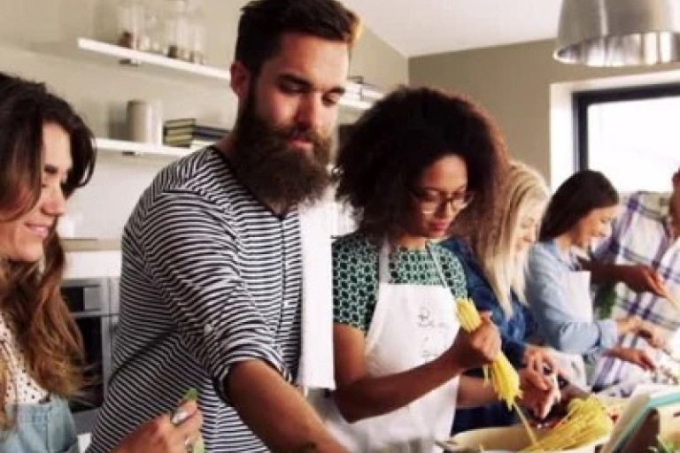 Vijf studenten koken samen