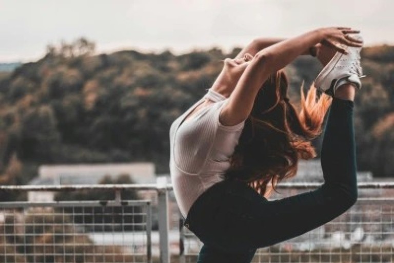 Een dansende vrouw