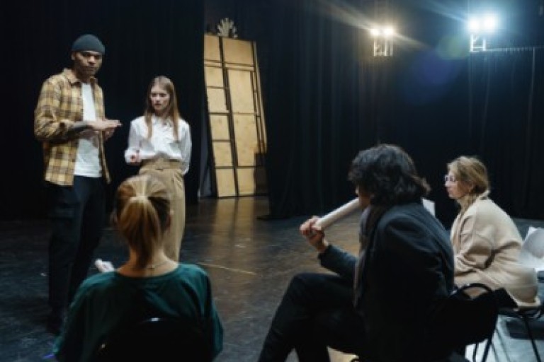 Groep studenten oefent een theaterstuk